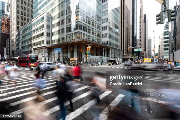 pedestrian crossing in new york - passadeira via pública imagens e fotografias de stock