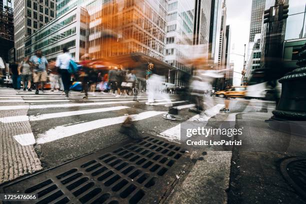 passage pour piétons à new york - traverser photos et images de collection