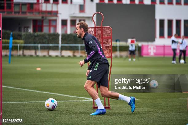 Harry Kane of FC Bayern Muenchen in action during a training session on October 07, 2023 in Munich, Germany.