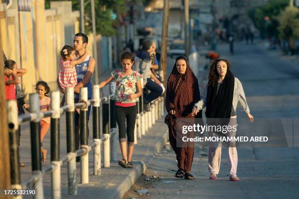 Palestinian families flee their homes following an Israeli attack on the Rafah refugee camp, in the southern of Gaza Strip on Octobers 15, 2023....