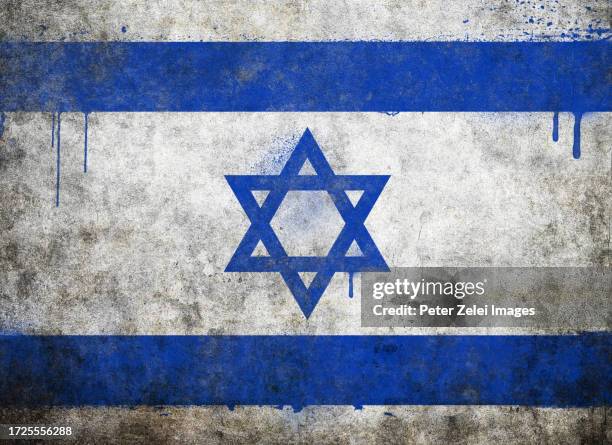 israel flag painted on damaged textured wall background - israel flag stockfoto's en -beelden