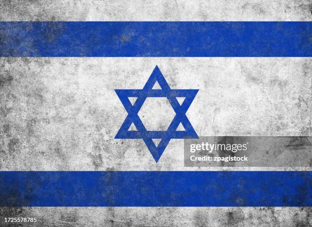 israel flag on damaged textured wall background - bandeira de israel imagens e fotografias de stock