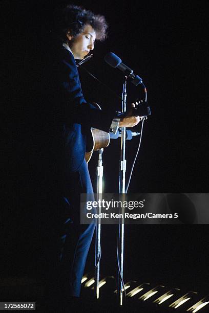 Singer Bob Dylan is photographed in concert at Forest Hills Tennis Stadium on August 28, 1965 in Queens, New York. CREDIT MUST READ: Ken Regan/Camera...