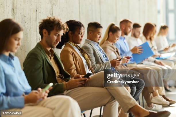 ¡esperando una entrevista de trabajo! - entrevista acontecimiento fotografías e imágenes de stock
