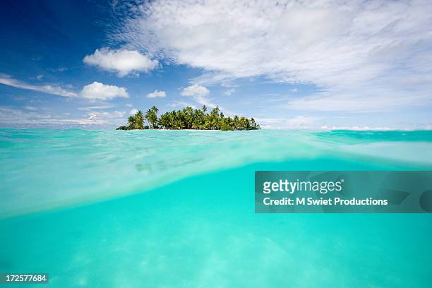 blue lagoon - tuamotu islands stock pictures, royalty-free photos & images