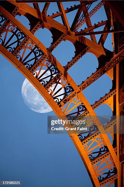 close up tower - eiffel tower at night stock pictures, royalty-free photos & images