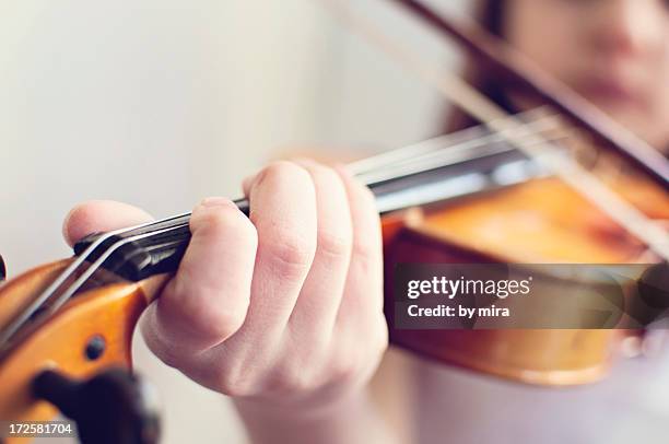 little girl playing violin - violin ストックフォトと画像