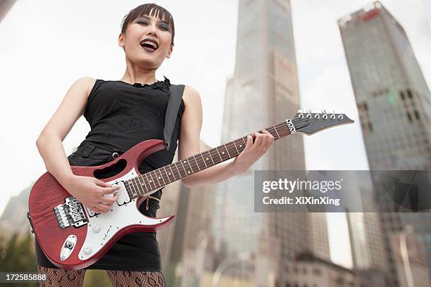 young punk rock girl - guitarra elétrica imagens e fotografias de stock
