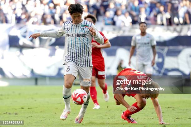 Kensuke Nagai of Nagoya Grampus and Hiroyuki Mae of Avispa Fukuoka compete for the ball during the J.LEAGUE YBC Levain Cup semi final second leg...