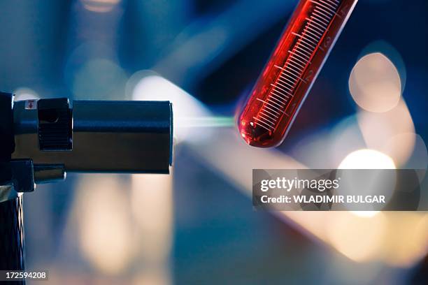 chemistry experiment - chemische reaktion stock-fotos und bilder