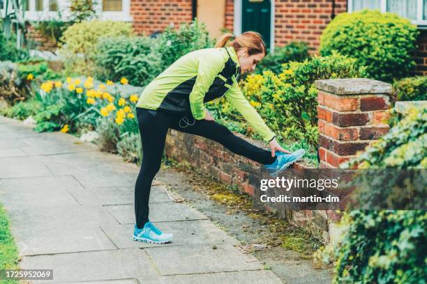 jogging in london - womens track stock pictures, royalty-free photos & images