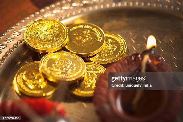 close-up of diwali puja thali with golden coins and a diya - lakshmi puja 個照片及圖片檔