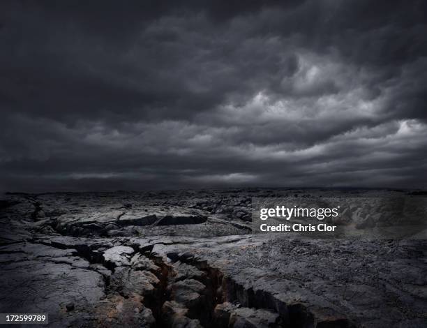 storm clouds over dry rocky landscape - roca volcánica tipo de roca fotografías e imágenes de stock