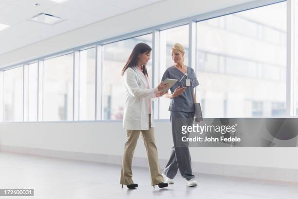 doctor and nurse talking in hospital - nurse ipad stockfoto's en -beelden