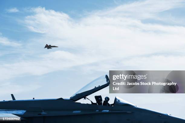 fighter jets flying in sky - fighter plane imagens e fotografias de stock