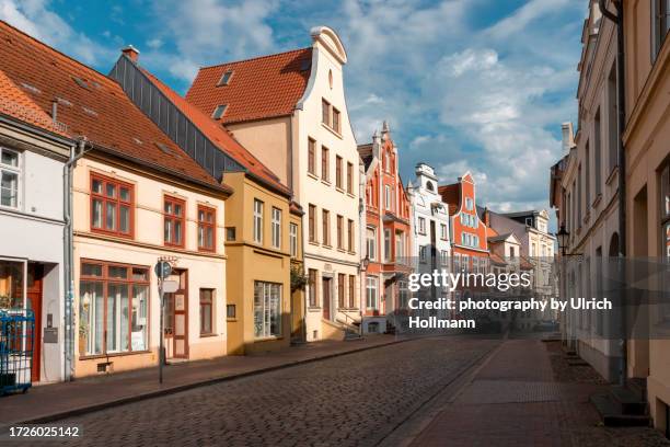 street in wismar, mecklenburg vorpommern, germany - lübeck stock pictures, royalty-free photos & images