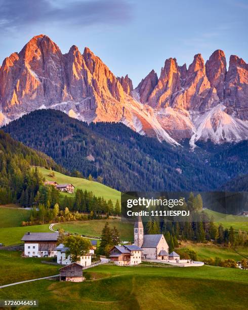 village de montagne de sainte-madeleine dans une belle lumière dorée du soir au coucher du soleil en automne - dolomites photos et images de collection