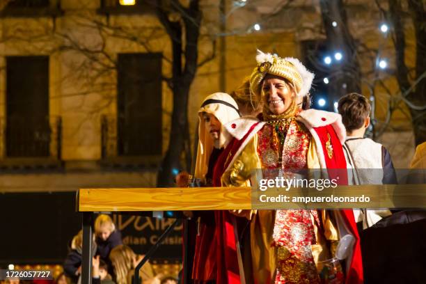 vacaciones de navidad: cabalgata tradicional de reyes magos en madrid, españa - carroza de festival fotografías e imágenes de stock