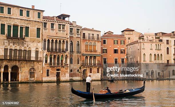 romantische gondelfahrt - venedig gondel stock-fotos und bilder