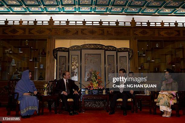 Pakistan Prime Minister Nawaz Sharif talks to Chinese President Xi Jinping as their wives, Pakistan First Lady Begum Kulsoom Nawaz Sharif and Chinese...