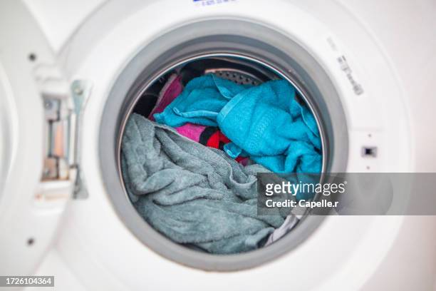 utilisation de lessive dans un lave-vaisselle - lave vaisselle stockfoto's en -beelden
