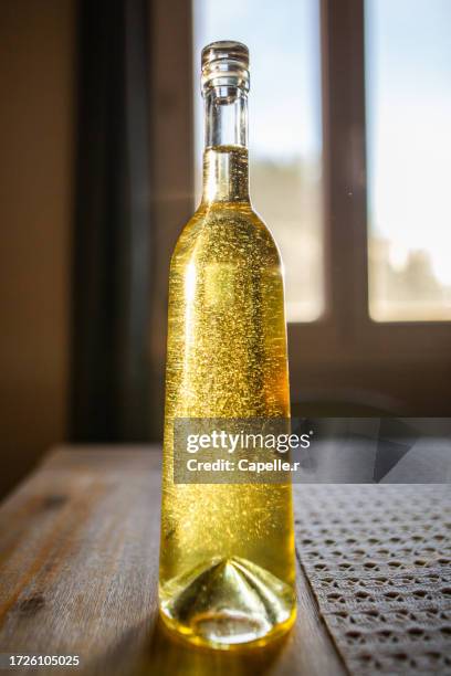 une bouteille d'huile d'olive en verre - bouteille en verre stock pictures, royalty-free photos & images