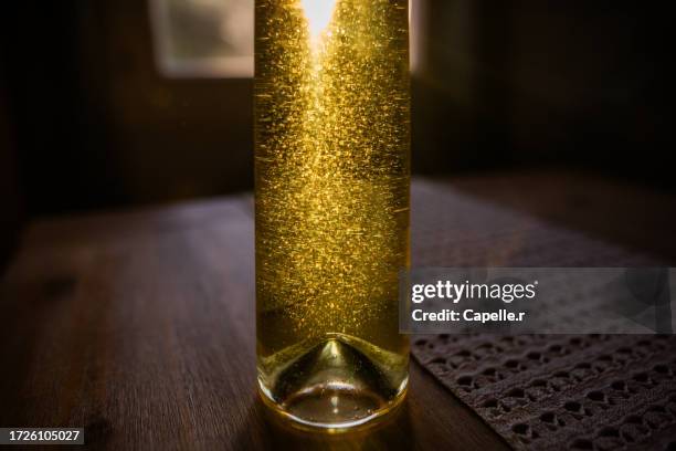 une bouteille d'huile d'olive en verre - bouteille en verre stockfoto's en -beelden