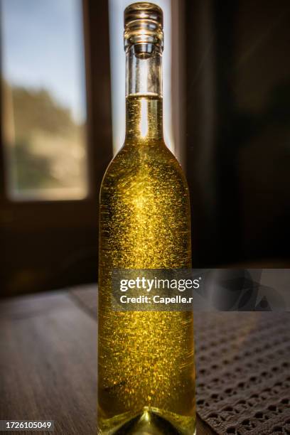 une bouteille d'huile d'olive en verre - bouteille en verre stock pictures, royalty-free photos & images