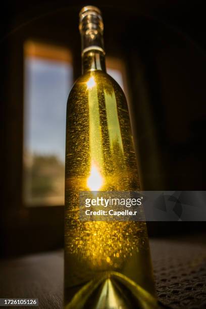 une bouteille d'huile d'olive en verre - bouteille en verre stock pictures, royalty-free photos & images