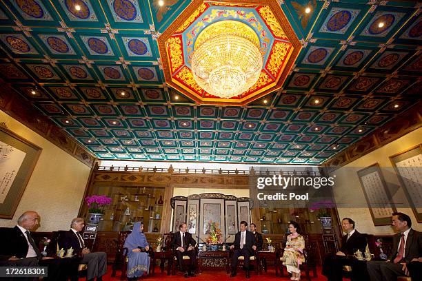 Pakistan Prime Minister Nawaz Sharif talks to Chinese President Xi Jinping as their wives, Pakistan first lady Begum Kulsoom Nawaz Sharif and Chinese...