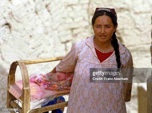 uyghur woman with infant - ouïgour photos et images de collection