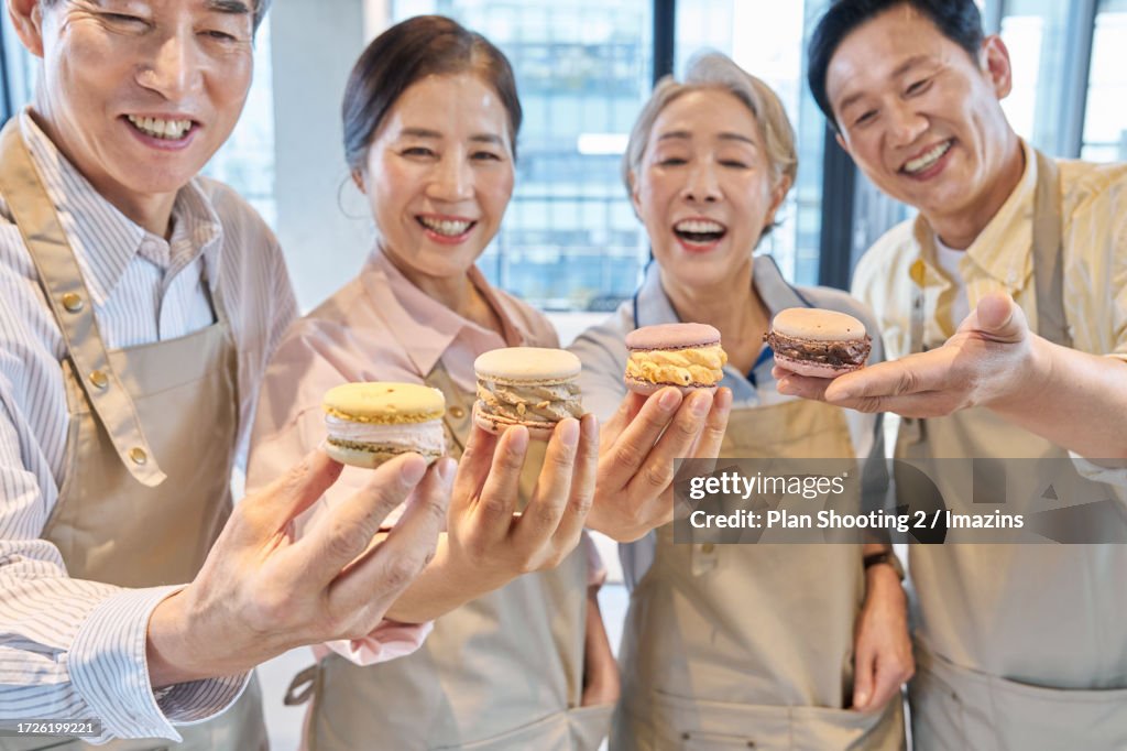 Cooking class, baking technician, cooking class, macaron, making, seniors, population aging, silver industry