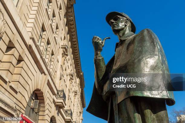 Sherlock Holmes statue outside Baker Street underground station, London, UK.