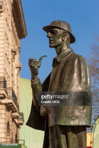 Sherlock Holmes statue outside Baker Street underground station, London, UK.