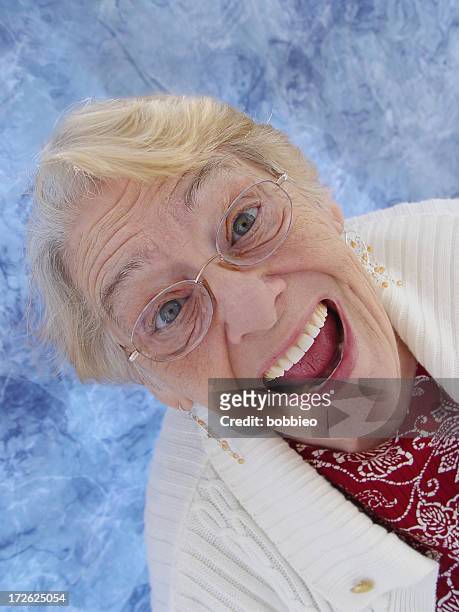 visage heureux senior - mamie grimace photos et images de collection