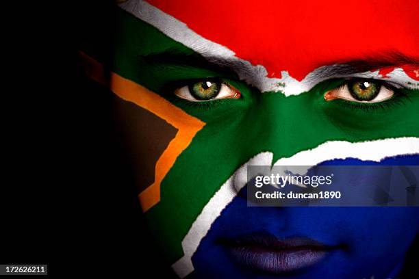 garçon d'afrique du sud - south africa flag face photos et images de collection