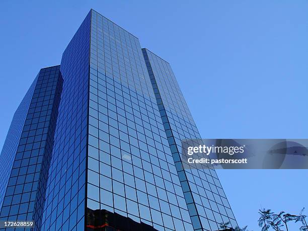 vidro azul edifícios - woodland hills los angeles imagens e fotografias de stock