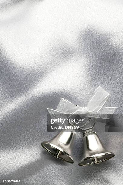 wedding bells - campana fotografías e imágenes de stock