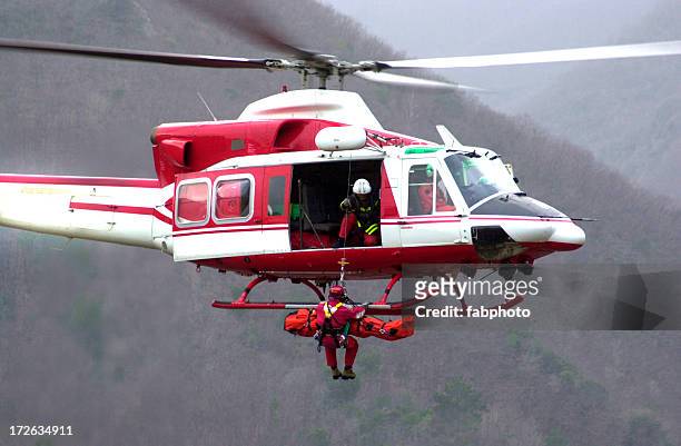 hélicoptère de secours ii - stretcher photos et images de collection