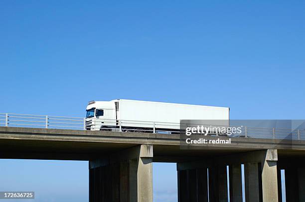 passerelle camion blanc - camion blanc photos et images de collection