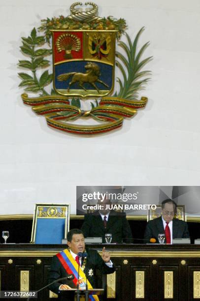 Hugo Chávez, presidente de Venezuela habla frente al presidente de la Asamblea Nacional Francisco Ameliach y al presidente del Tribunal Supremo de...