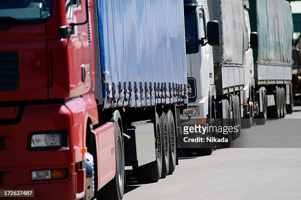 trucks - biltransporttrailer bildbanksfoton och bilder
