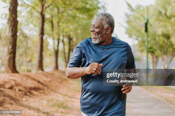 senior hombre corriendo en parque público - hombre sobrepeso fotografías e imágenes de stock