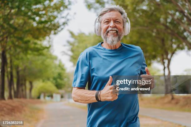 senior man running for good health - só homens idosos imagens e fotografias de stock