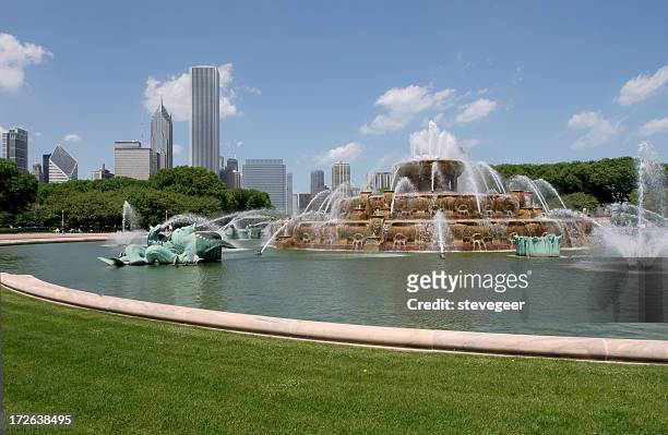 buckingham fountain, chicago - aon center chicago stock pictures, royalty-free photos & images
