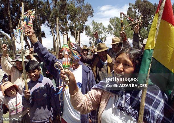 Campesinos aymaras del Movimiento de los Sin Tierra agitan chicotes y palos el 14 de enero de 2004 en la hacienda "La Posada del Inca", ubicada en la...