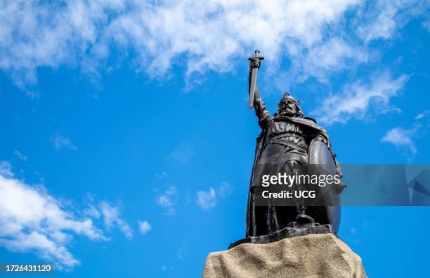 The huge and imposing statue of King Alfred the Great on The Broadway, in Winchester, Hampshire, UK. Alfred was a Saxon king who used Winchester as...