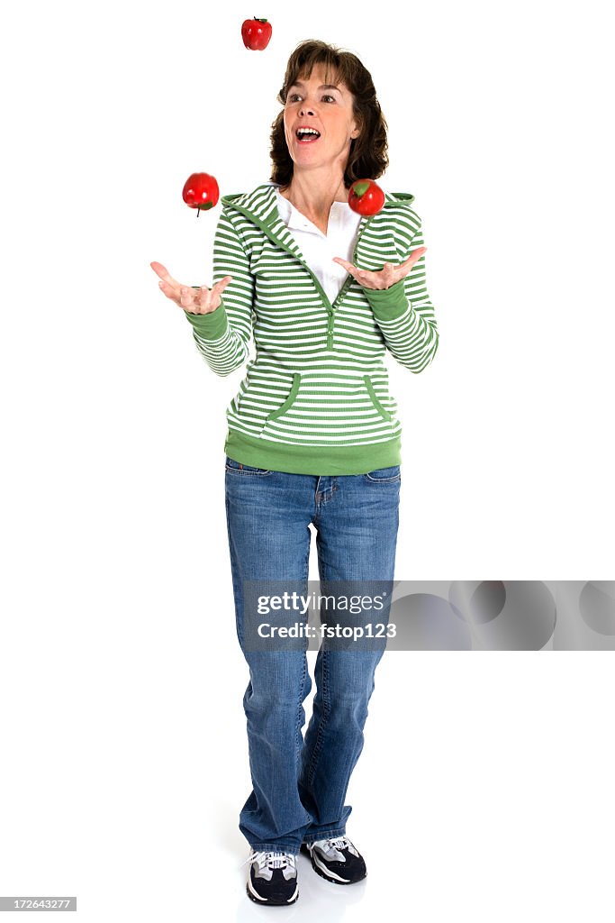 Aislado en blanco: Mujer hacer malabares entre manzanas.