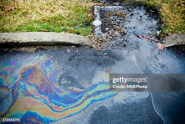 oil spill - olielek stockfoto's en -beelden