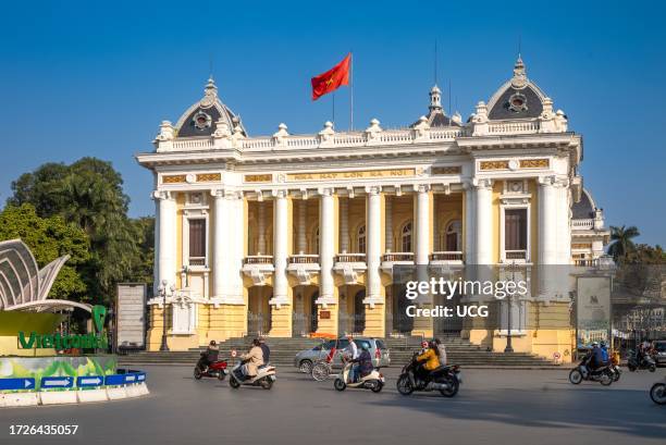 Traffic passes the stunning French colonial-era Hanoi Opera House, or Nha Hat Lon, in central Hanoi, Vietnam. Modelled on the Palais Garnier in...